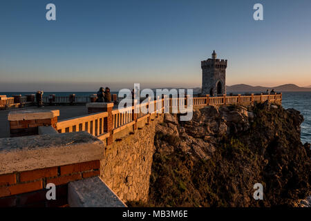 PIOMBINO, Toscana, Italia - avril 01, 2018: Piombino, Toscana, Italia - la piazza Bovio si affaccia l'Isola d'Elba Foto Stock