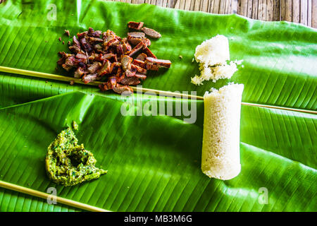 Vista sulla carne di maiale alla griglia e riso su foglia di banano in Thailandia Foto Stock