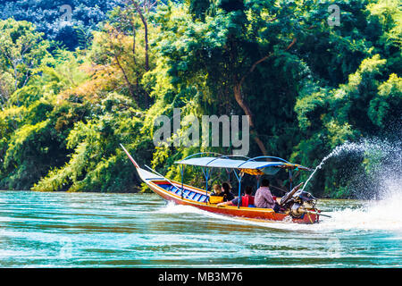 Vista sulla barca sulla Mae Nam Kok fiume da Chiang Rai - Thailandia Foto Stock
