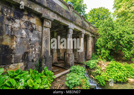 L'acqua indù si trova nei giardini della Sezincote House, Gloucestershire, Inghilterra Foto Stock