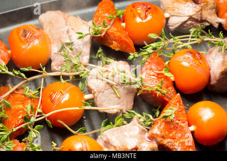 Il cinghiale, il salame chorizo e pomodori ciliegini e timo, cotti su una George Foreman grill. La carne di cinghiale è molto più scura di maiale domestico e del gusto Foto Stock