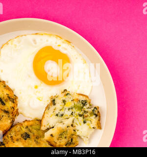Uovo fritto su una piastra di Bubble e Squeak polpette pasto Foto Stock