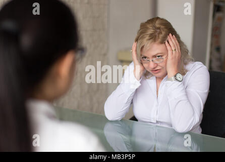Blonde caucasian 30s donna fail durante la domanda di lavoro in ufficio Foto Stock