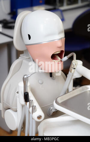 Manichino o dummy per il dentista gli studenti in formazione Facoltà di odontoiatria di medici scuole e università Foto Stock