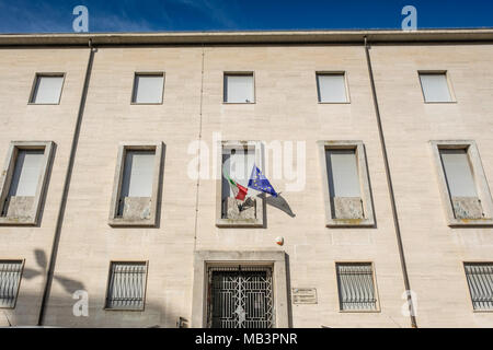 CECINA, Toscana, Italia - 31 Marzo 2018: Piazza della Libertà con il comune di Cecina Foto Stock