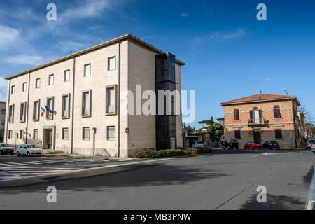 CECINA, Toscana, Italia - 31 Marzo 2018: Piazza della Libertà con il comune di Cecina Foto Stock