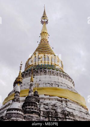 Stupa principale o pagoda e sfondo cielo Buppharam nel tempio, che è famosa destinazione turistica in Chiang Mai Thailandia Foto Stock