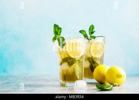Tradizionale di tè freddo al limone con ghiaccio in bicchieri alti Foto Stock