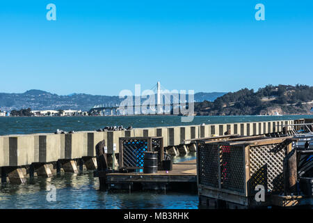 San Francisco, California, Stati Uniti d'America - 4 Luglio 2017 : consente di visualizzare di nuovo il Bay Bridge da Pier 39 Foto Stock