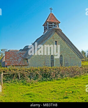 La baia di acqua dolce, Sant Agnese Chiesa di paglia, Isle of Wight, Hampshire, Inghilterra, Foto Stock