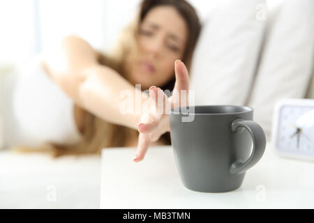 Donna disperata risveglio che necessitano di caffè nella mornning Foto Stock