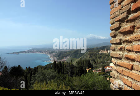 Taormina vista dell'etna Foto Stock