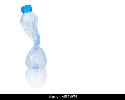 Svuotare la bottiglia di plastica isolati su sfondo bianco Foto Stock