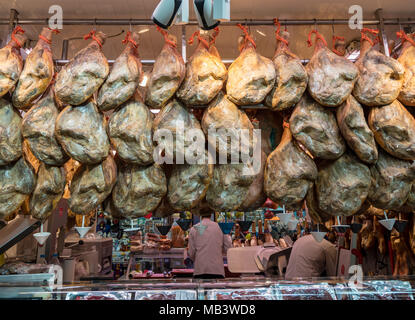 Iberica prosciutti appesi sul mercato in stallo Valencia Foto Stock