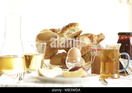 La prima colazione con pane fresco frutta e tè Foto Stock