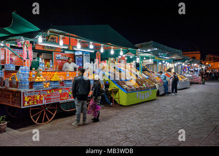 Il Marocco Marrakech Jemaa el Fna MEDINA SOUK sera nella piazza di bancarelle che vendono Date bevande di frutta cibo Foto Stock
