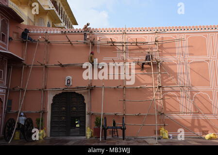 Lavoratori che svolgono le riparazioni sui ponteggi di bambù nel palazzo di città, Jaipur, India. Foto Stock