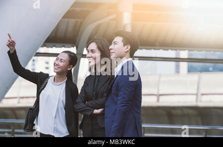 Basta guardare a questo per tutta la lunghezza del gruppo di sorpresi e affascinati la gente di affari che cercano e rivolto lontano. Foto Stock