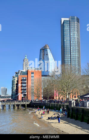 Londra, Inghilterra, Regno Unito. Il fiume Tamigi con la bassa marea - Gabriel's Beach sulla banca del sud. Oxo Tower, uno Blackfriars "vaso", South Bank Tower Foto Stock