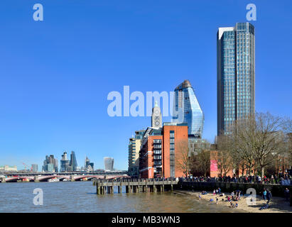 Londra, Inghilterra, Regno Unito. Il fiume Tamigi con la bassa marea - Gabriel's Beach sulla banca del sud. Oxo Tower, uno Blackfriars "vaso", South Bank Tower Foto Stock