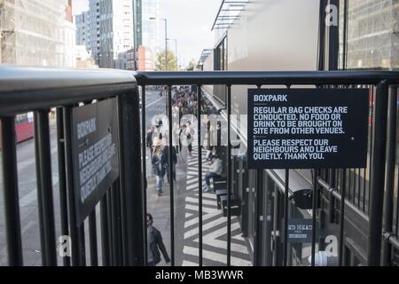 Segno su un balcone che si affaccia sulla via dello shopping a Boxpark, un pop-up shopping mall di articoli di moda costruito dal riciclo intermodale di container di spedizione, Londra, Regno Unito, ottobre 29, 2017. () Foto Stock