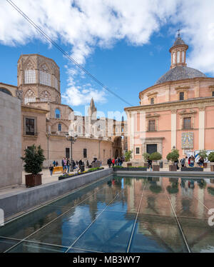 La riflessione della cattedrale e Basilica Valencia Foto Stock