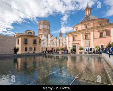 La riflessione della cattedrale e Basilica Valencia Foto Stock