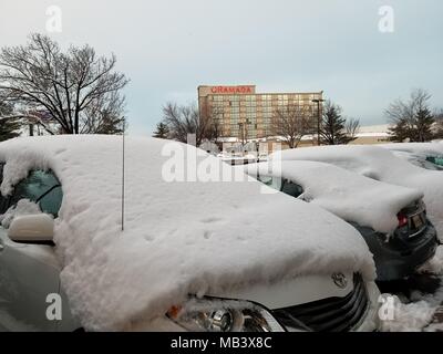 Vetture interamente coperto di neve a seguito di una tempesta di neve a Newark, New Jersey, Marzo 22, 2018. () Foto Stock
