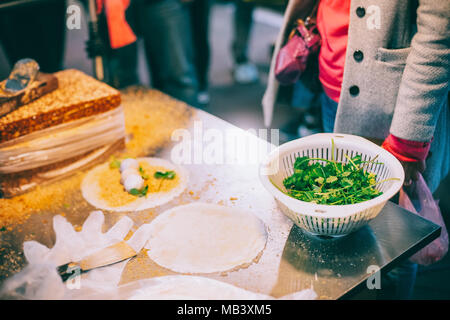 Peanut gelato rotolo nel mercato notturno della città di Taipei di Taiwan Foto Stock