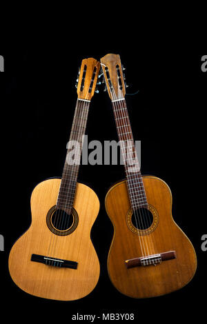 Approccio due chitarre spagnole su sfondo nero Foto Stock
