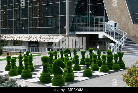 SOCHI, Russia - 16 novembre 2017: Grandi scacchi contro lo sfondo dell'edificio. Villaggio Olimpico Roza Khutor Foto Stock