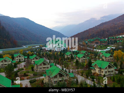 SOCHI, Russia - 16 novembre 2017: Baywalk vicino a Rosa Khutor. Villaggio Olimpico Roza Khutor Foto Stock