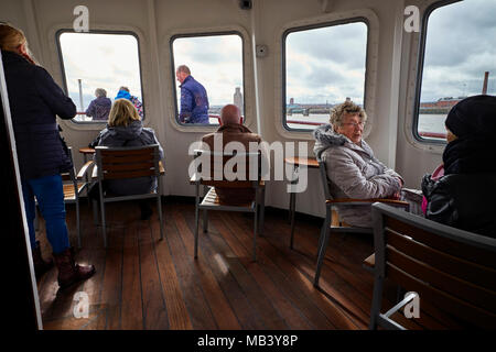 L'interno della parte anteriore lounge sul Mersey Ferry Royal Iris come si attraversa il fiume Mersey Foto Stock