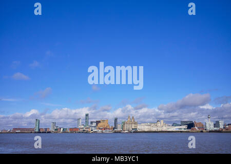 Liverpool skyline con abbondanza di cielo blu e mostra la Pier Head area con il Liver Building e il museo Foto Stock