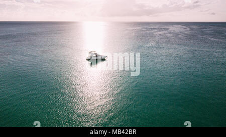 Yacht da sola in un raggio di sole. Mare Caribbian. Foto Stock