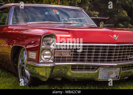 Bella vecchia red Cadillac - 1965 Foto Stock