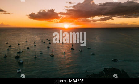 Barche al tramonto del sole. Ancora l'acqua. Luce sun Foto Stock