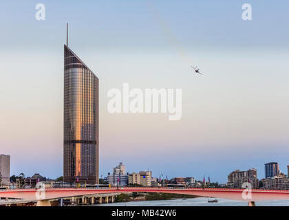 F18 Growler sorvolano il 1 William Street building a Brisbane per il kick off del 2017 Riverfire evento. Foto Stock