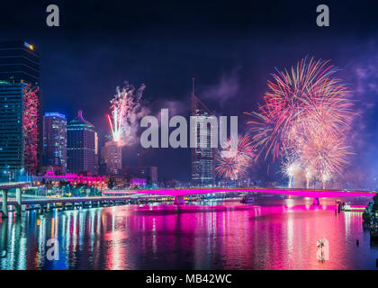 Fuochi d'artificio su South Bank durante la Brisbane 2017 Riverfire celebrazioni Foto Stock