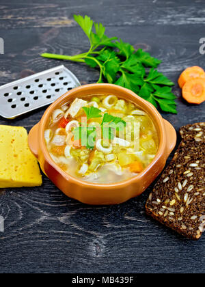 Grattugia Da Cucina Carote Grattugiate Finemente Grossolanamente E Tagliate  In Cerchi - Fotografie stock e altre immagini di Acciaio inossidabile -  iStock