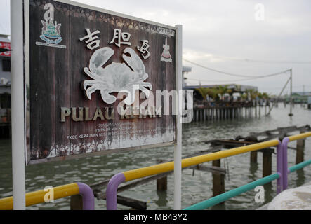 Cartello di Pulau Ketam, un famoso villaggio di pescatori in Malaysia. Foto Stock