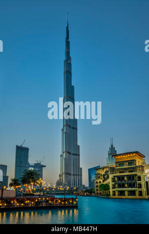 Il Burj Khalifa Tower nel centro cittadino di Dubai, UAE, Medio Oriente. Foto Stock