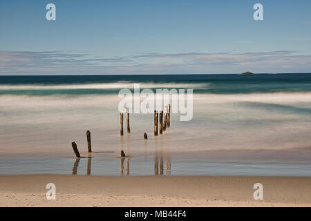 Il vecchio molo poli, St. Clair Beach, Dunedin, Nuova Zelanda Foto Stock