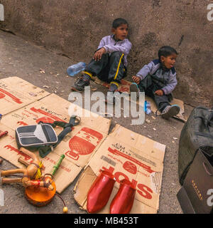 I bambini la vendita di oggetti sul marciapiede nel souk di Marrakech, Marocco Foto Stock