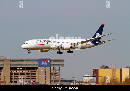 XA-ADC Aeromexico 787-9 Boeing Dreamliner l'atterraggio all'aeroporto di Londra Heathrow. 5 aprile 2018. Foto Stock