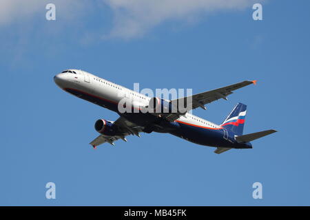 Aeroflot Airbus A321 VQ-letto decollo dall'Aeroporto Heathrow di Londra, Regno Unito Foto Stock