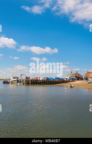 Orford Suffolk Inghilterra UK, vista della banchina sulle rive del fiume Alde nella città di Suffolk di Orford, East Anglia, Regno Unito Foto Stock