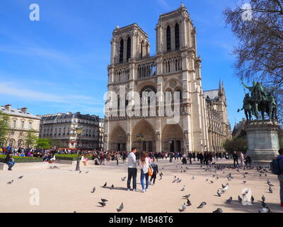 06 aprile 2018, Francia, Parigi: persone davanti alla Cattedrale di Notre Dame. Foto: Christian Böhmer/dpa Foto Stock