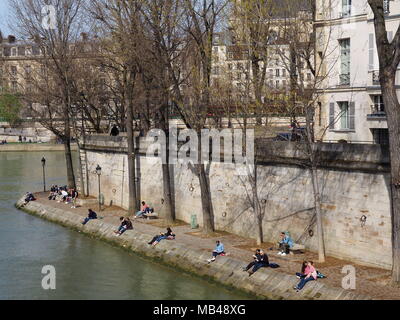 06 aprile 2018, Francia, Parigi: prendere il sole nell'Ile de Saint Louis. Foto: Christian Böhmer/dpa Foto Stock