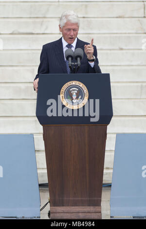 Washingon, Distretto di Columbia, Stati Uniti d'America. Xx gen, 2018. Il presidente Bill Clinton parla sui gradini del Lincoln Memorial durante il cinquantesimo anniversario del dottor Martin Luther King Jr. "Ho un sogno" il discorso e la marzo su Washington per i posti di lavoro e di libertà il 28 agosto 2013. Credito: credito: /ZUMA filo/Alamy Live News Foto Stock